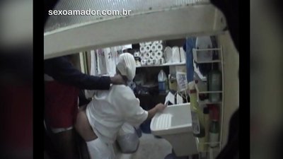 Мотобой хүргэлтийн хооронд ресторанд цэвэрлэгч эмэгтэйтэй бэлгийн хавьталд ордог